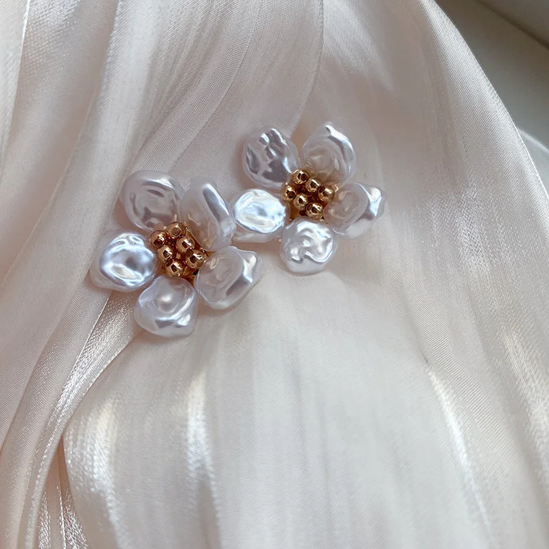 Artificial Barlow Pearl Flower Earrings