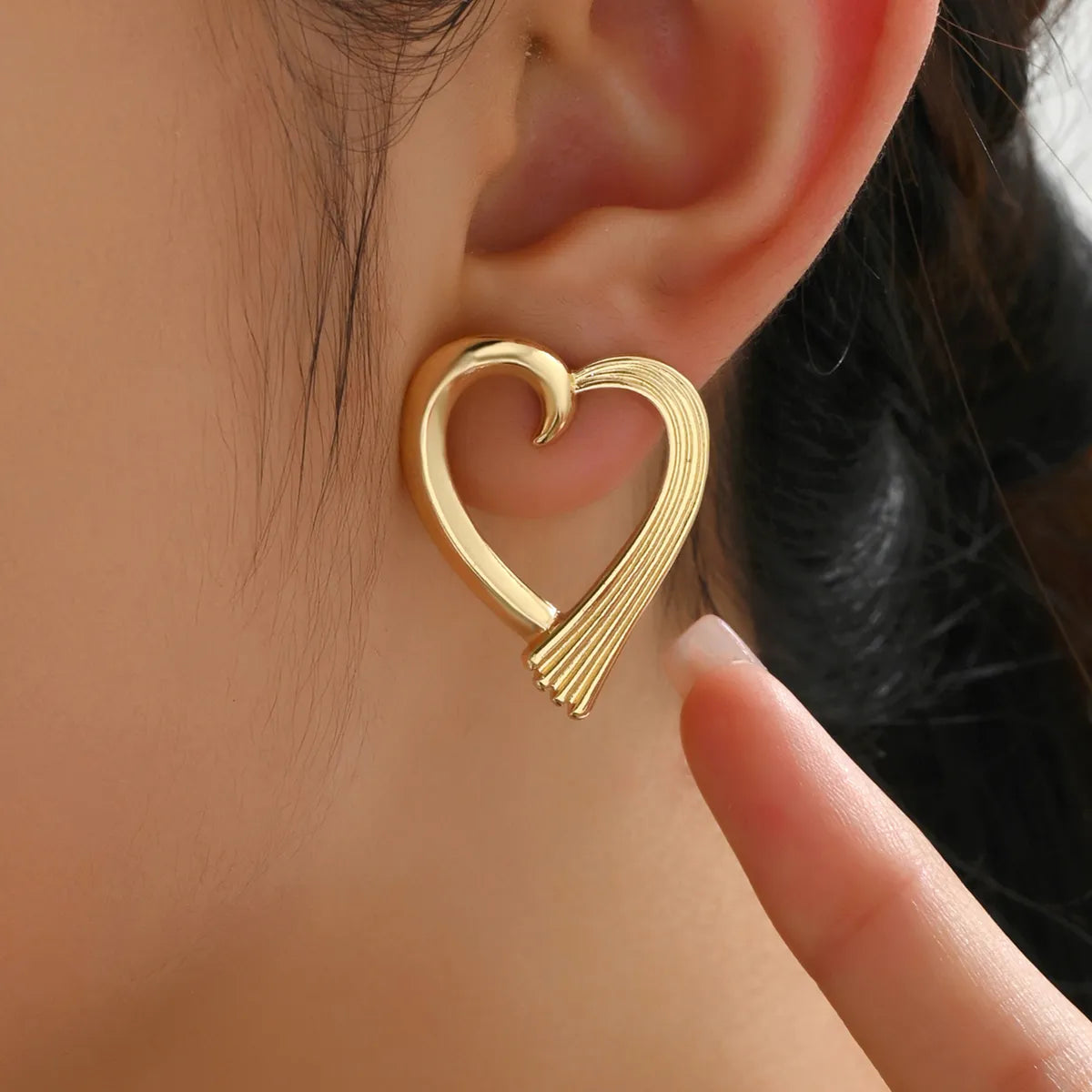 Large Stud Earrings-1 Pair Elegant Simple Style Heart Shape Hollow Out Alloy Ear Studs