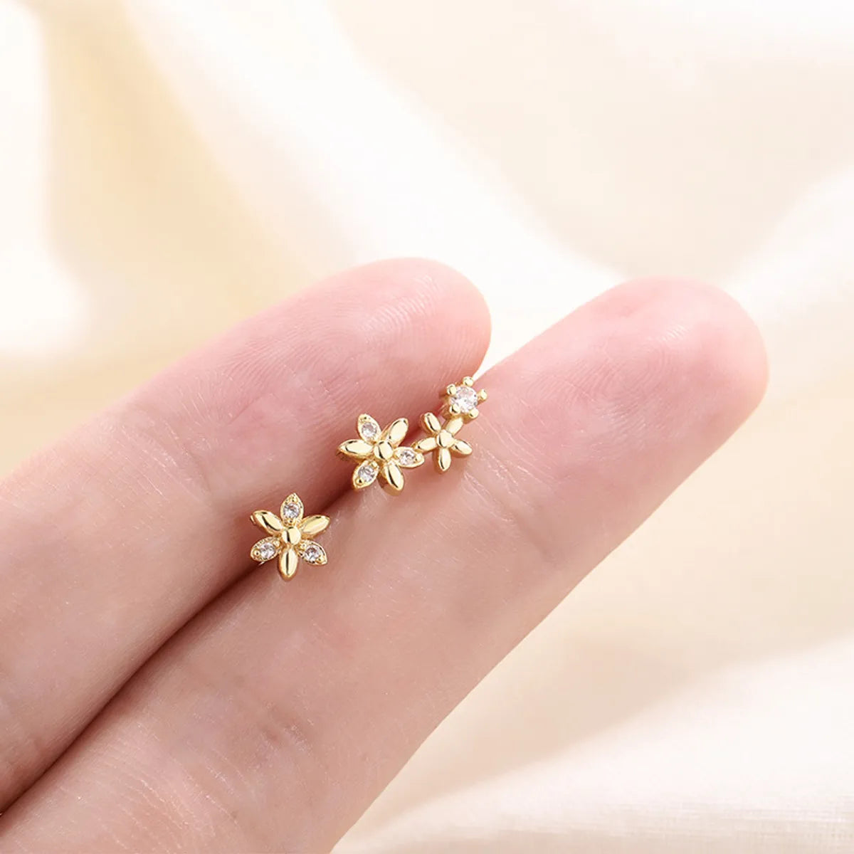 Moon Shaped Earrings-Simple Style Flower Copper Plating Rhinestones Ear Studs 1 Pair